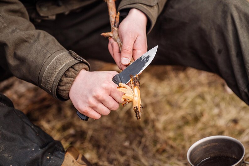 Survival Knife Skills You Might Need in an Emergency